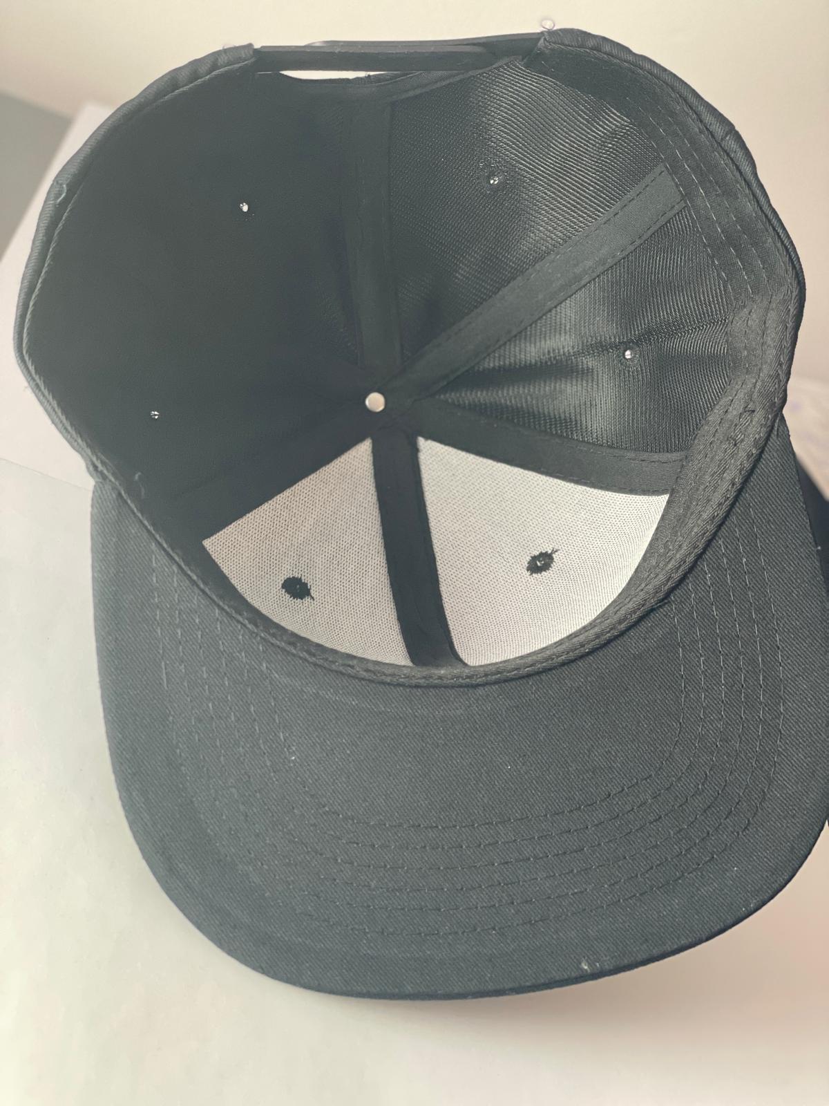 Casquette avec Armoiries d’Haïti sur Lettre H