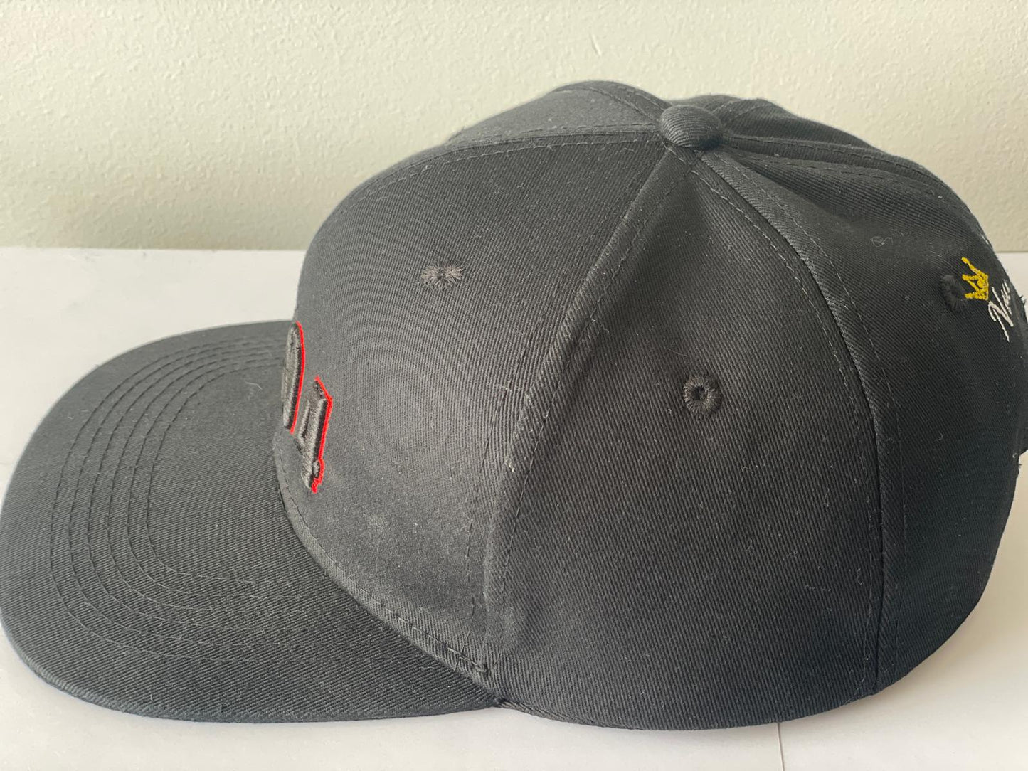 Casquette Noire 1804 – Broderie Rouge & Noire avec Couronne Dorée | Nou Se Hayti