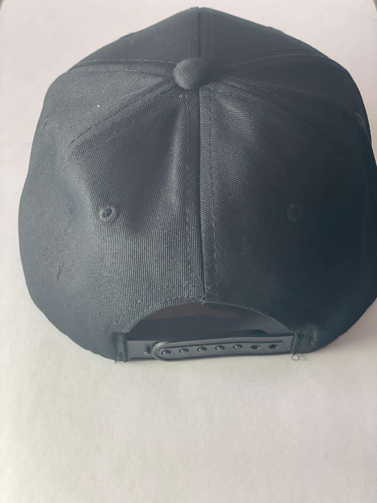 Casquette avec Armoiries d’Haïti sur Lettre H